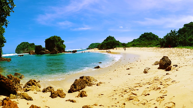 Eksplorasi Eksotis Pantai Watu Leter di Selatan Malang